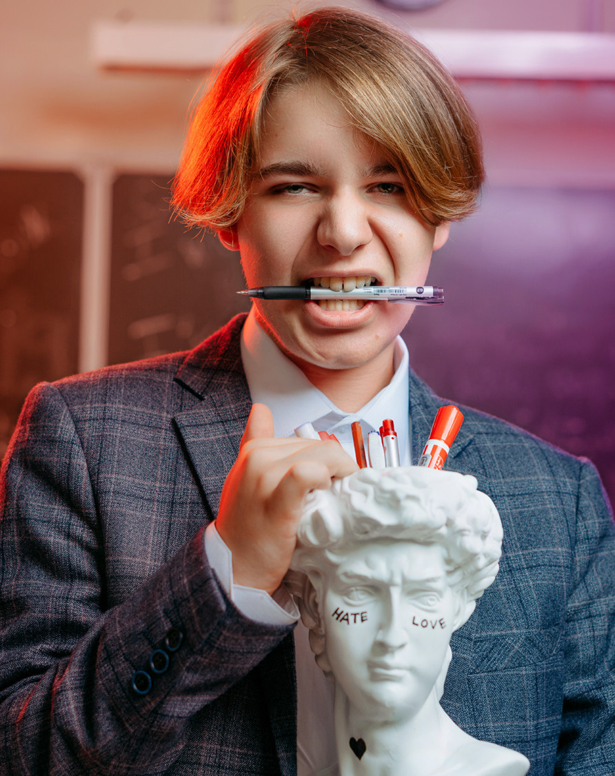 Заказать выпускные альбомы в городе Хабаровск, достаточно просто. Не важно, 9-ый или 11-ый класс,мы выполняем все виды школьных фотосессиий, для выпускников Хабаровских школ.