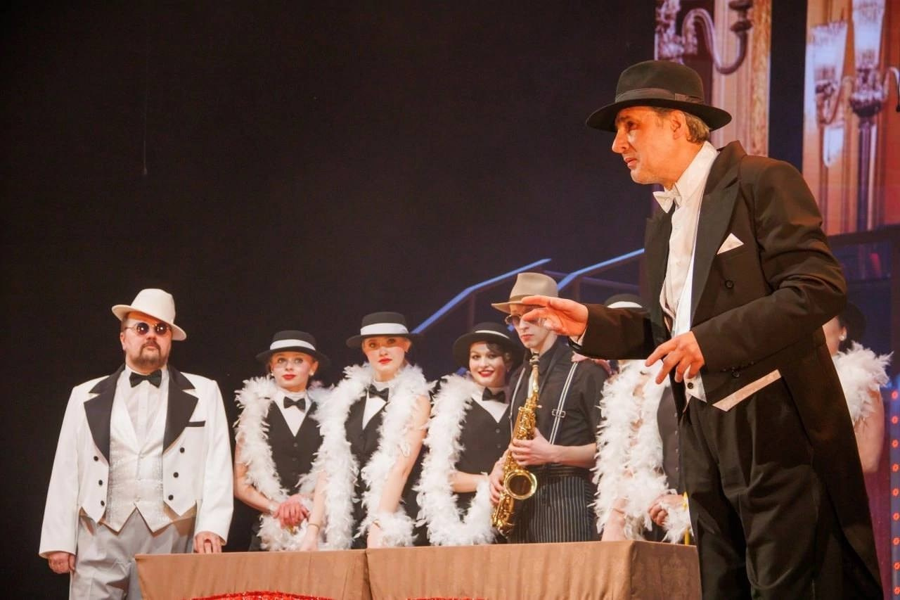 В ДЖАЗЕ ТОЛЬКО ДЕВУШКИ