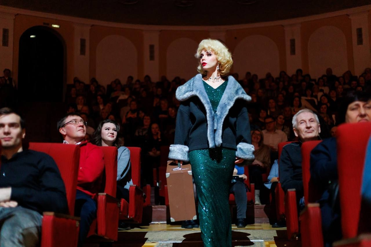 В ДЖАЗЕ ТОЛЬКО ДЕВУШКИ