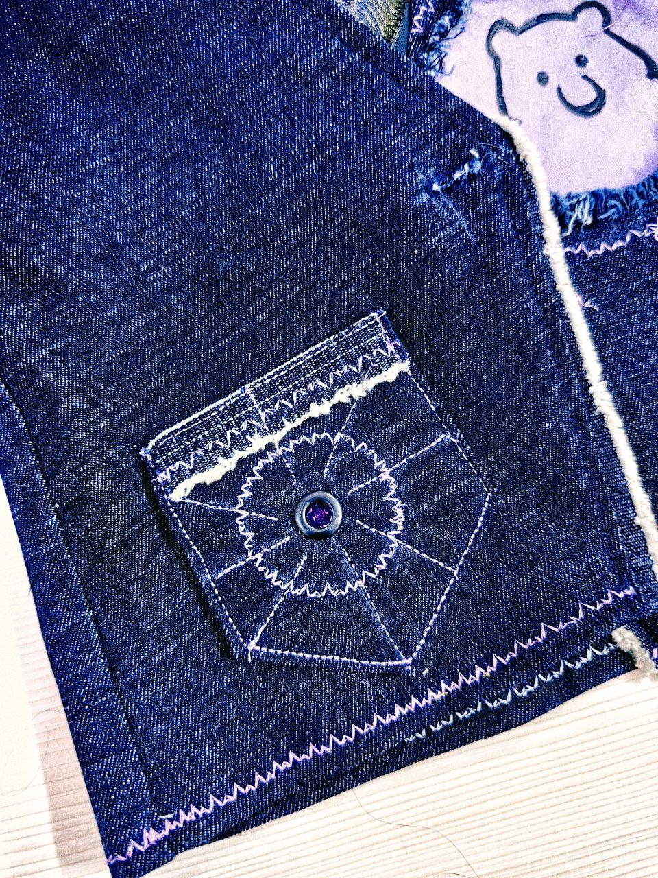 Дизайнерские жилетки из джинсы с декором в технике синель, росписью ткани, вышивка. Шьют дети. Владивосток. Школа для девочек во Владивостоке — Само Совершенство