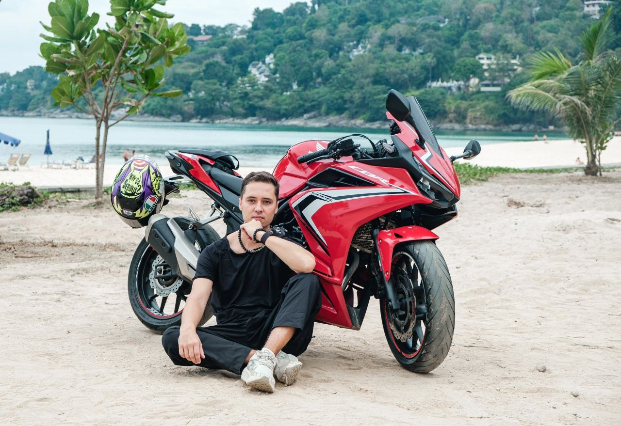 Мужская фотосессия Пхукет фотограф брутальная мужественная пляж Ката Карон Найхар Сурин Панва Майкао Бонгтаю идея место образ позы пример фото  заказать цена стоимость описание забронировать бизнес портрет байкер байк мотоцикл