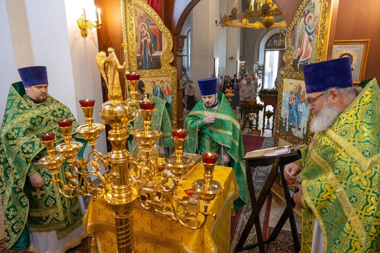 Божественная Литургия в храме Нерукотворного образа Спасителя. Саратовское Северо-Западное благочиние