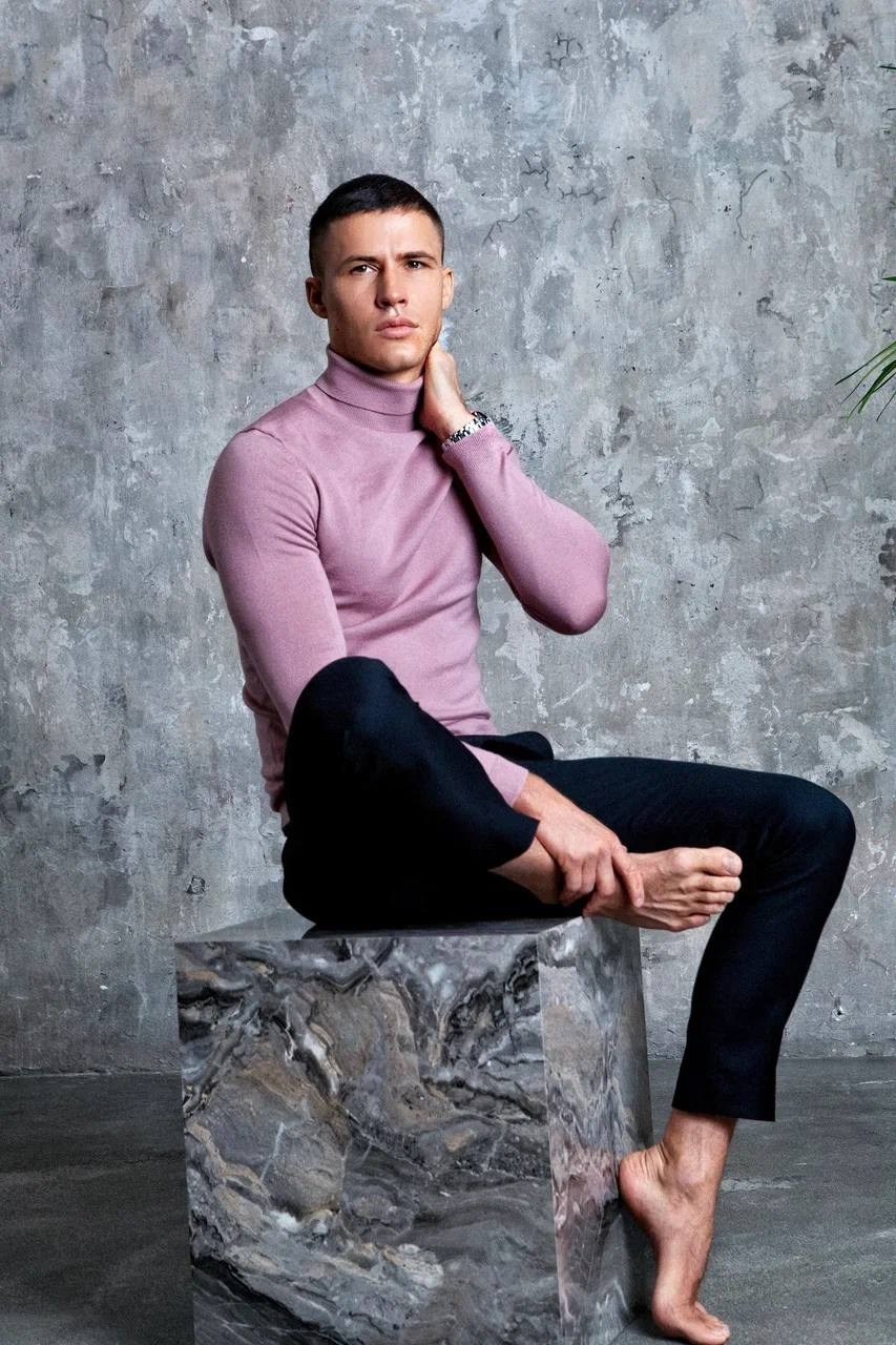 Олег — модель ТМ Продакшн для маркетплейсов. ТМ Продакшн — Съемка для маркетплейсов в Москве