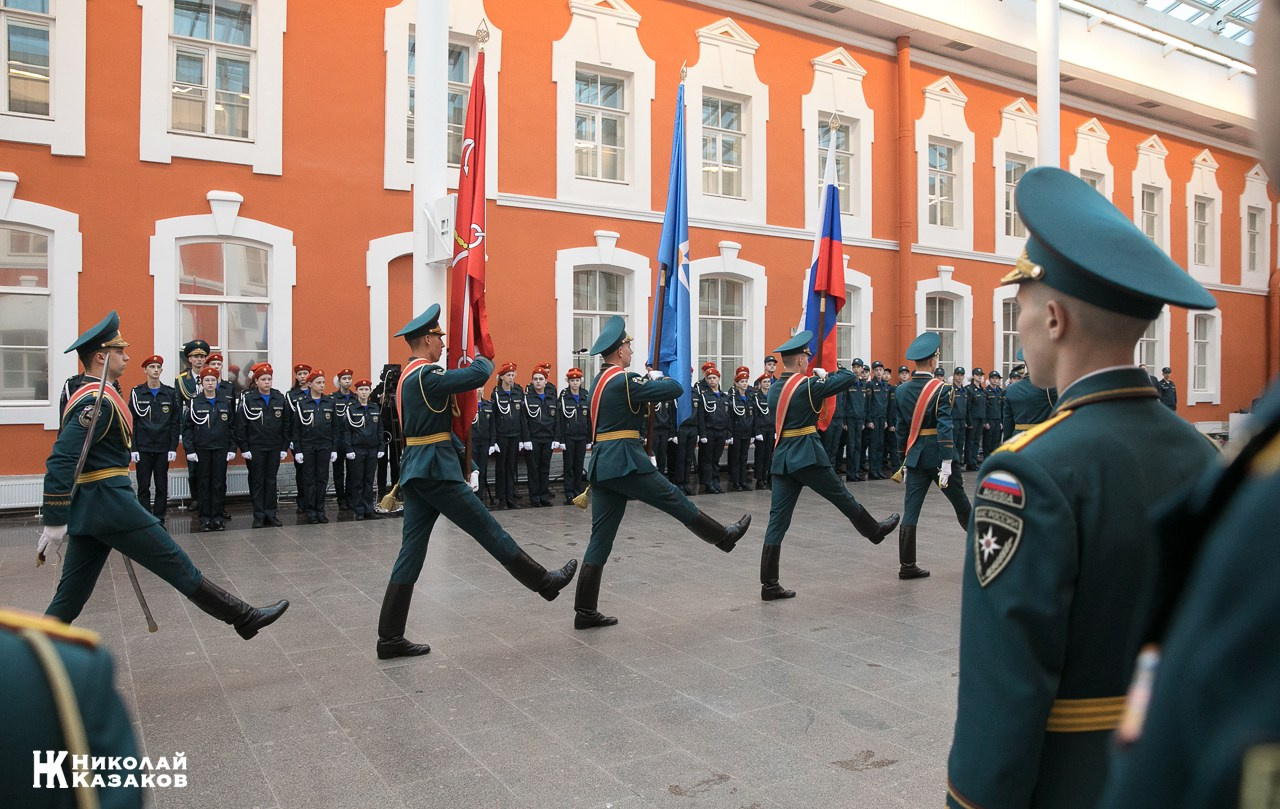 Воспитанники кадетских классов МЧС во время торжественного посвящения в кадеты в Атриуме Петропавловской крепости 