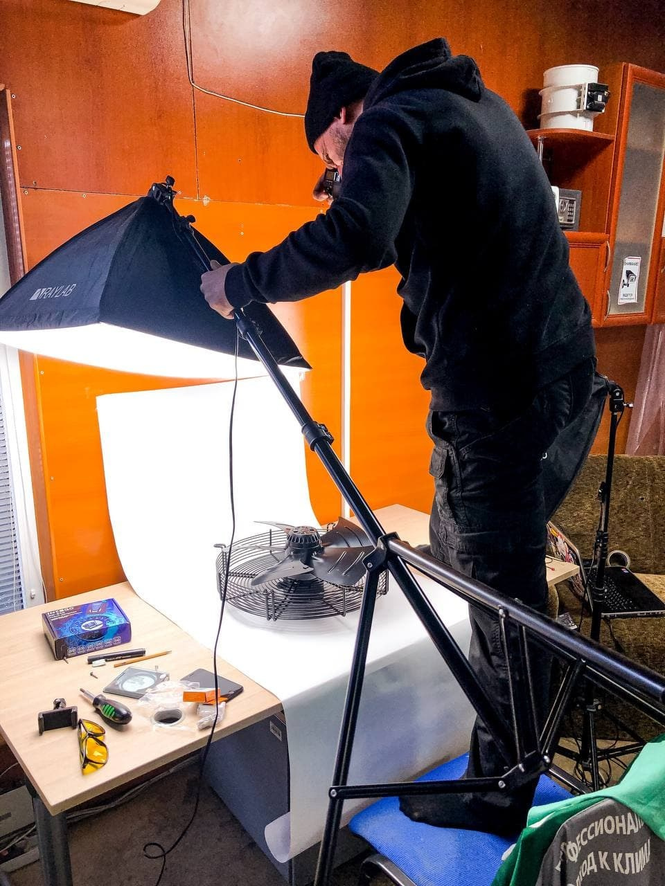 Backstage. Предметный фотограф в Симферополе Антон Катунин