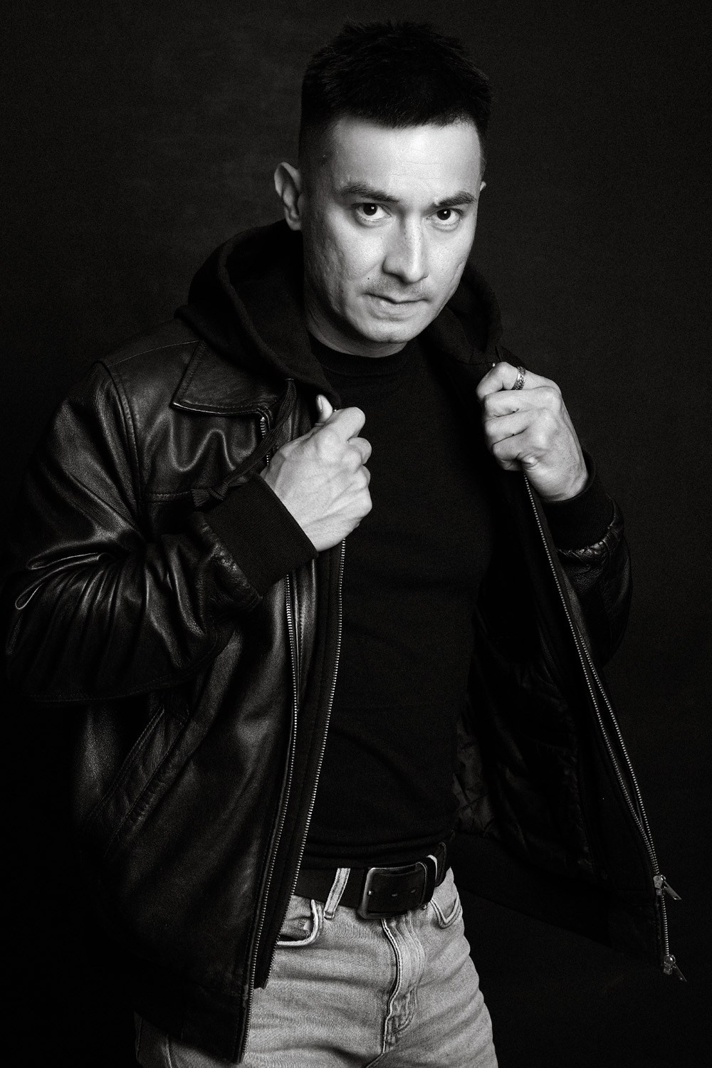 Мужские фотосессии в студии и на улице: художественные, для соцсетей, аватаров, сайтов знакомств. Фотограф Полина Завельская