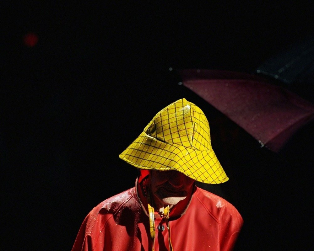 постановочная фотография Филипа-Лорки Ди Корсии с драматическим светом и театральной атмосферой