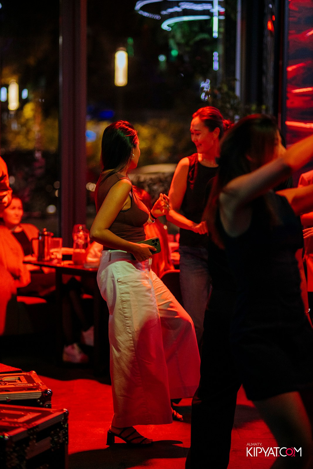 FRIENDS BAR & TERRACE. КИПЯТКОМ АЛМАТЫ!