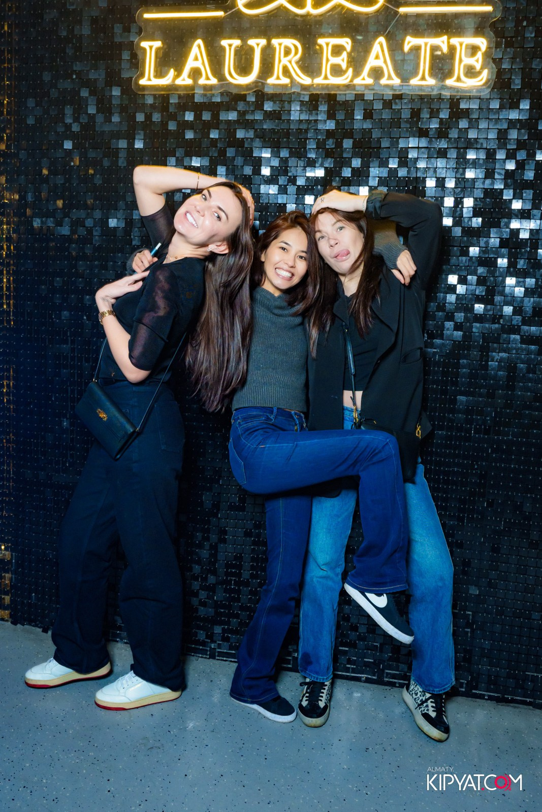 LAUREATE KARAOKE HALL. КИПЯТКОМ АЛМАТЫ!