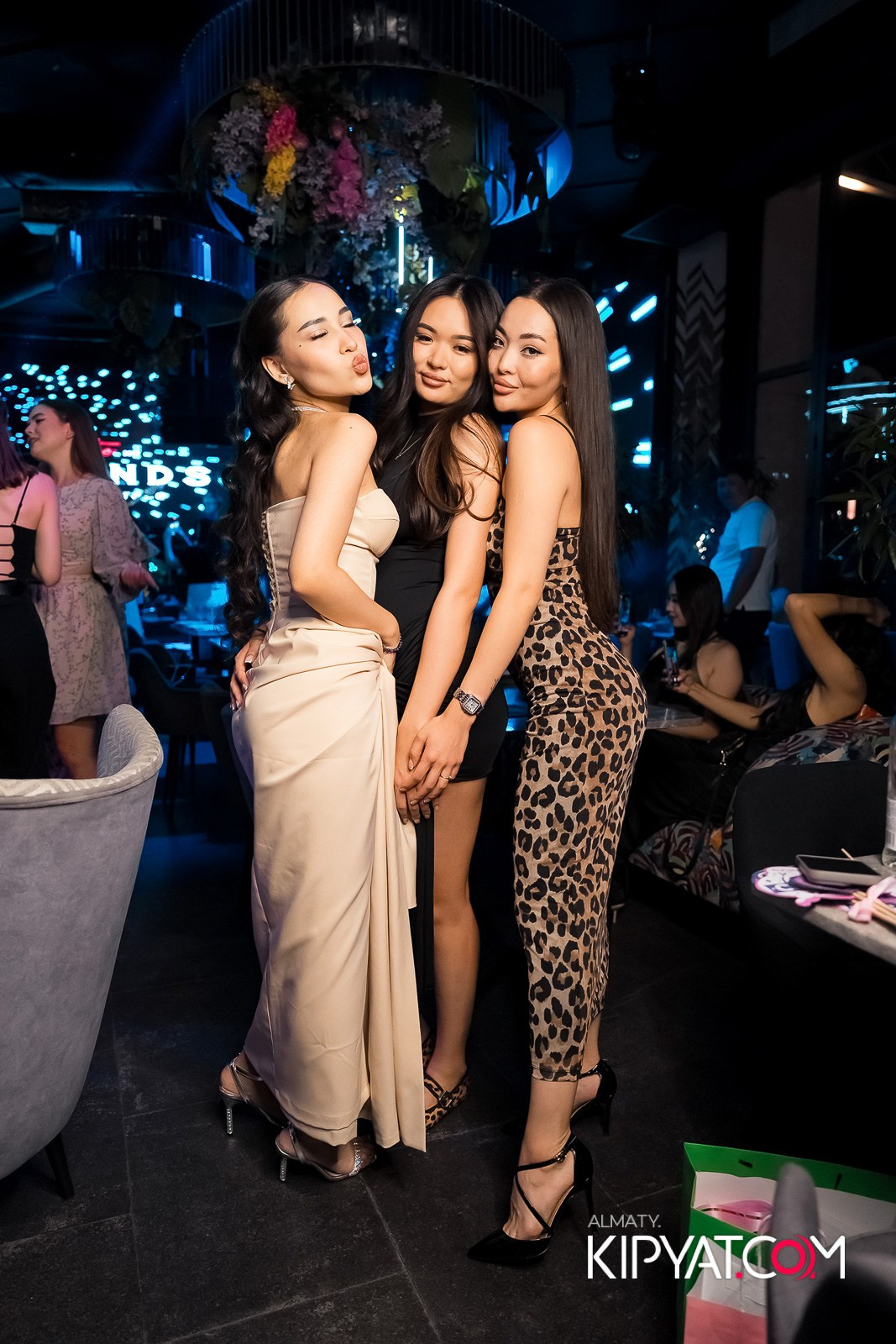 FRIENDS BAR & TERRACE. КИПЯТКОМ АЛМАТЫ!