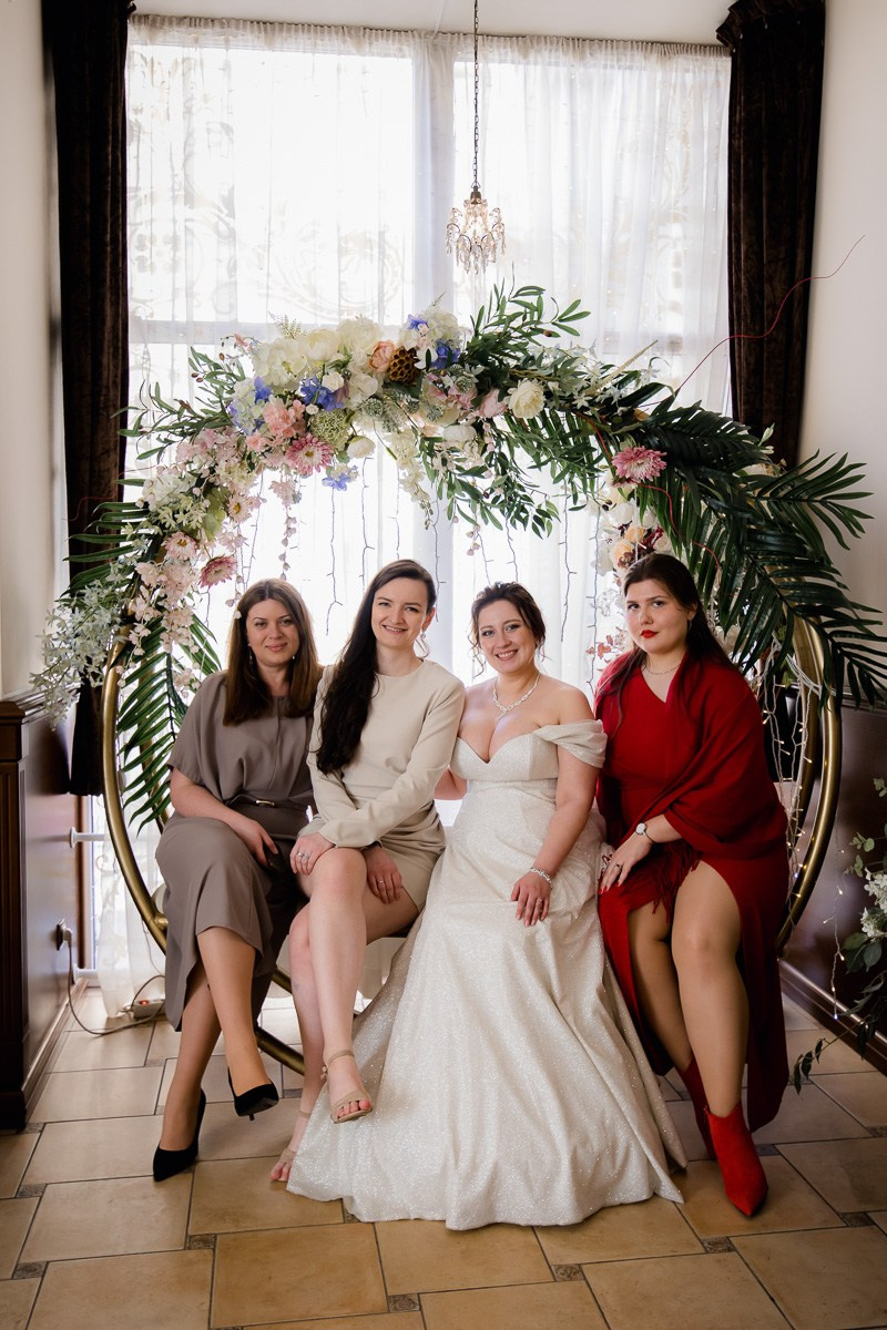 Невеста с подружками портрет в ресторане Санкт-Петербурга