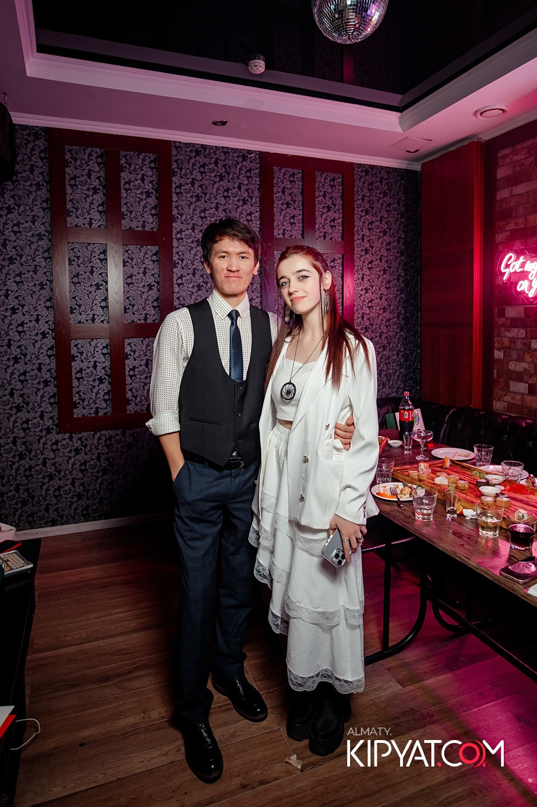 КАРАОКЕ-БАР РОЯЛЬ НА НУРМАКОВА. КИПЯТКОМ АЛМАТЫ!