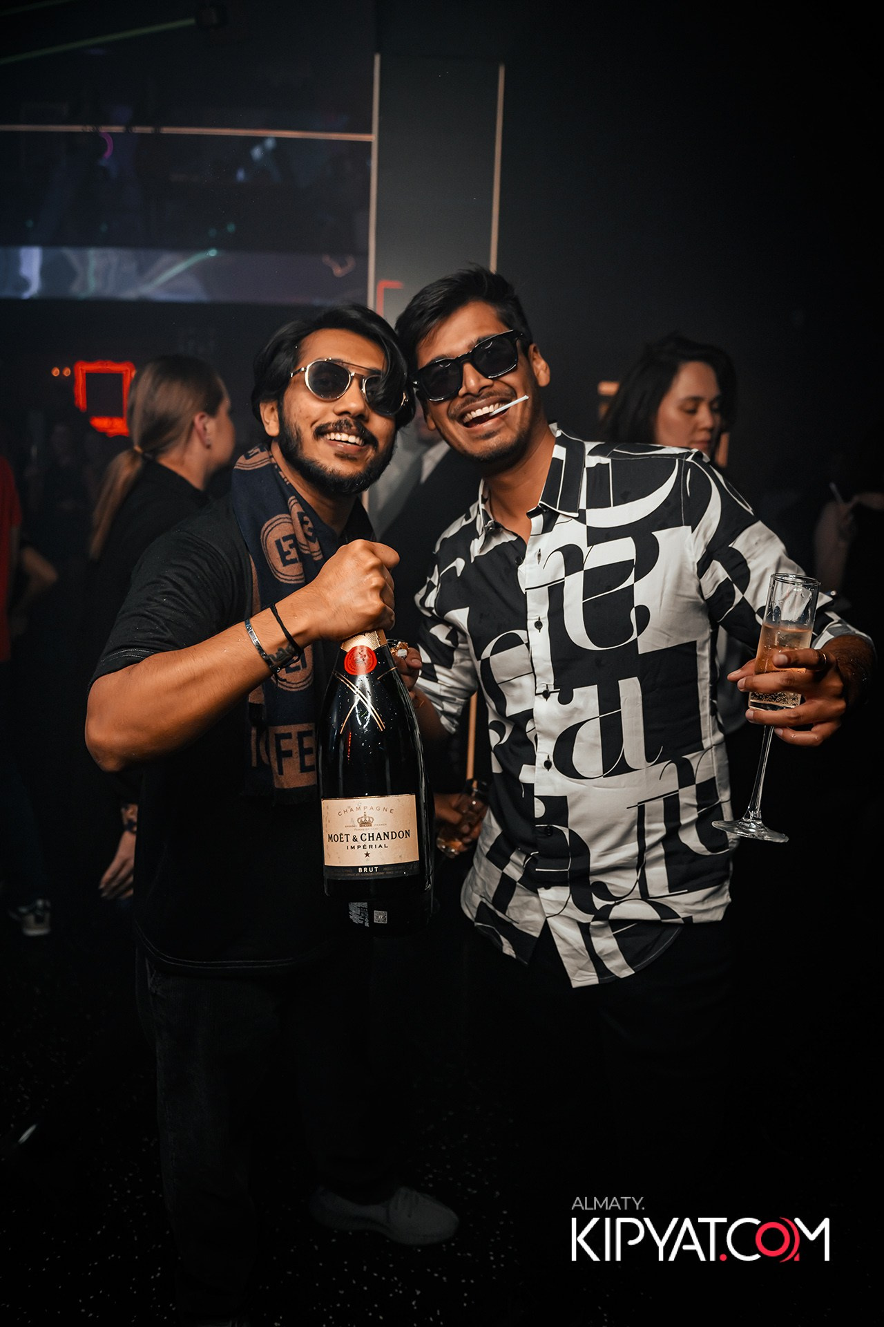 SANTA BARBARA ВЫСТУПЛЕНИЕ ГРУППЫ БРАТЬЯ ГРИММ. КИПЯТКОМ АЛМАТЫ!