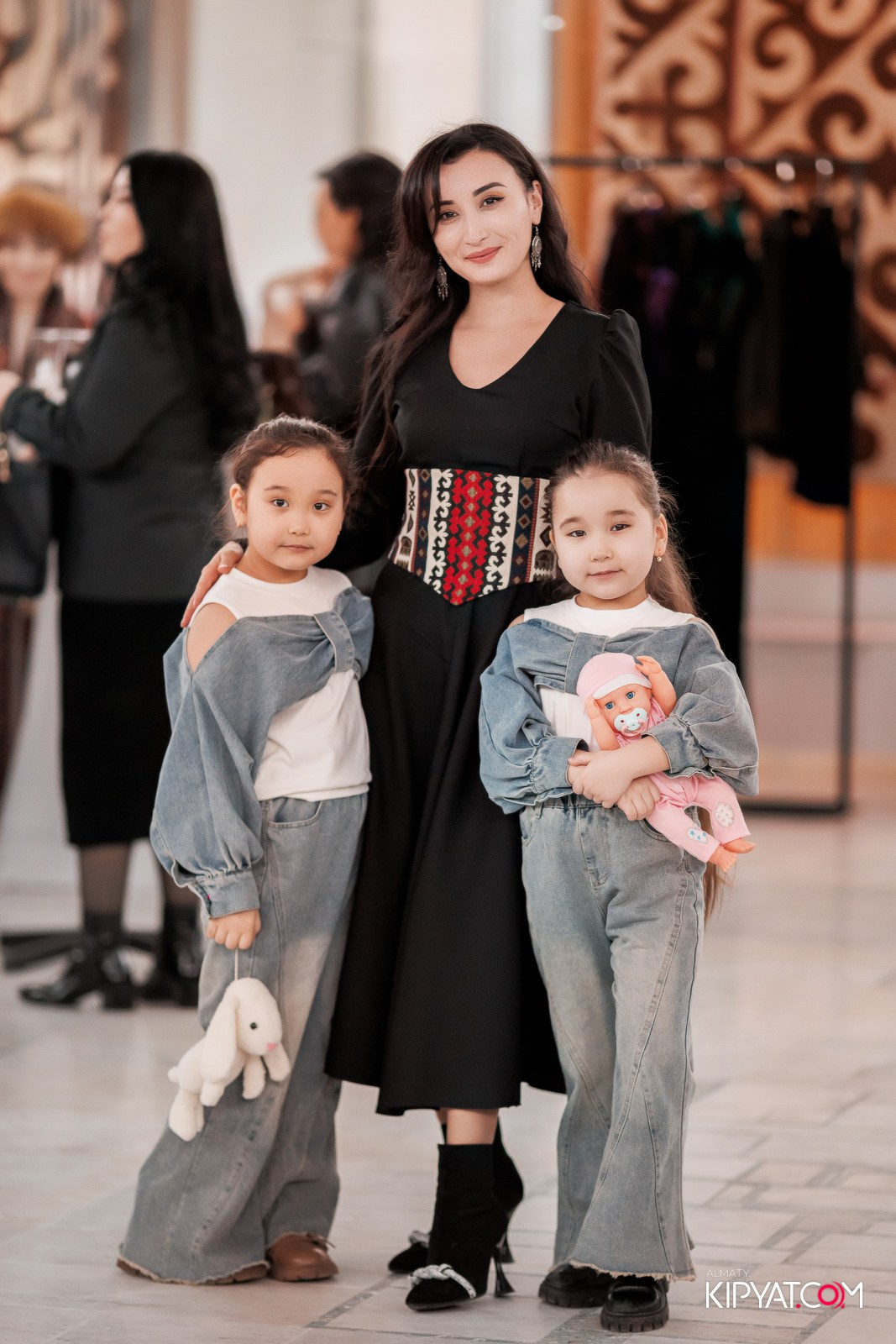 FASHION ПОКАЗ, КАЗАХСКОЙ НАЦИОНАЛЬНОЙ ОДЕЖДЫ. КИПЯТКОМ АЛМАТЫ!