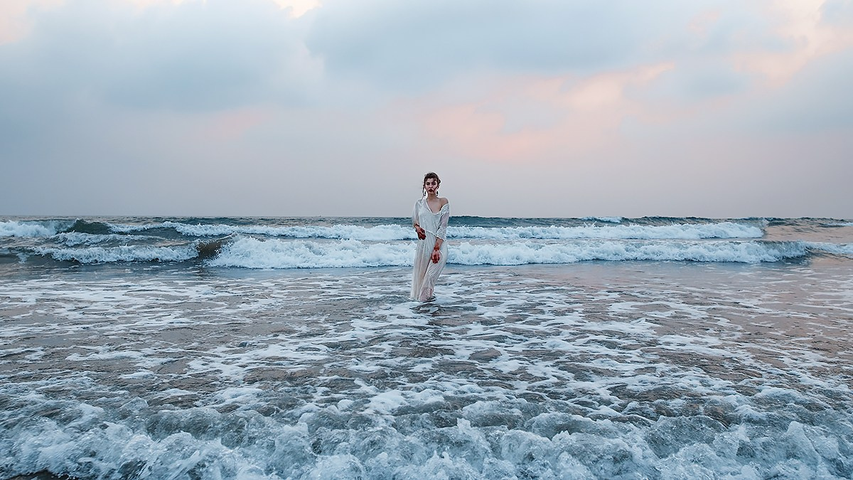 Драматичная фотография невесты, выходящей из моря в Санкт-Петербурге — сочетание свадебной эстетики и северной природы.санктпетербургфотограф