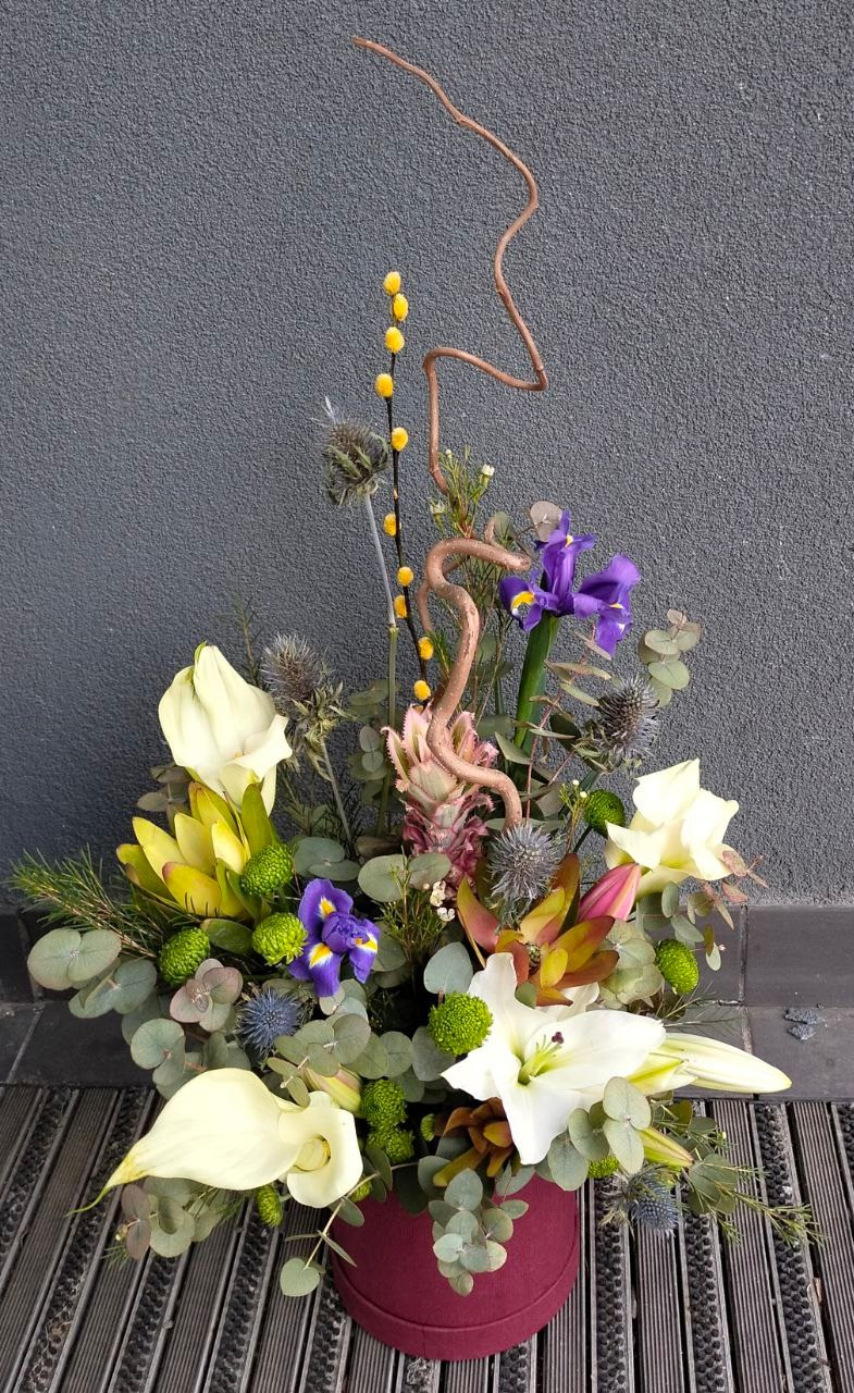 Авторская, мужская композиция в шляпной коробке с корилусом 