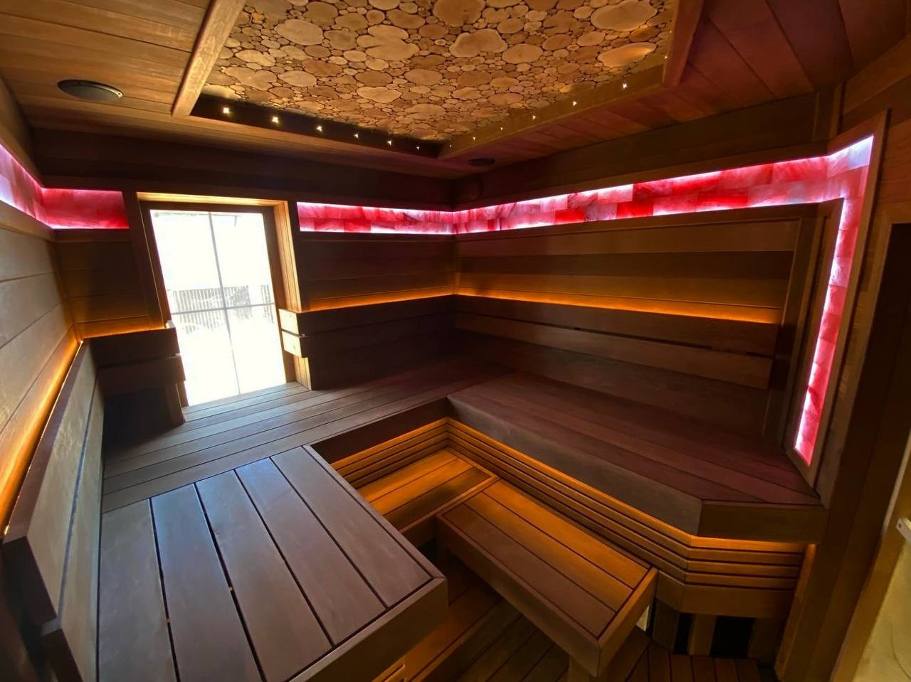 Парная «Цвет настроения» в Семкино: термоольха, солевые линии с RGB, можжевельник с оптоволокном и автоподача воды — пар без компромиссов. SaunaTopMasters