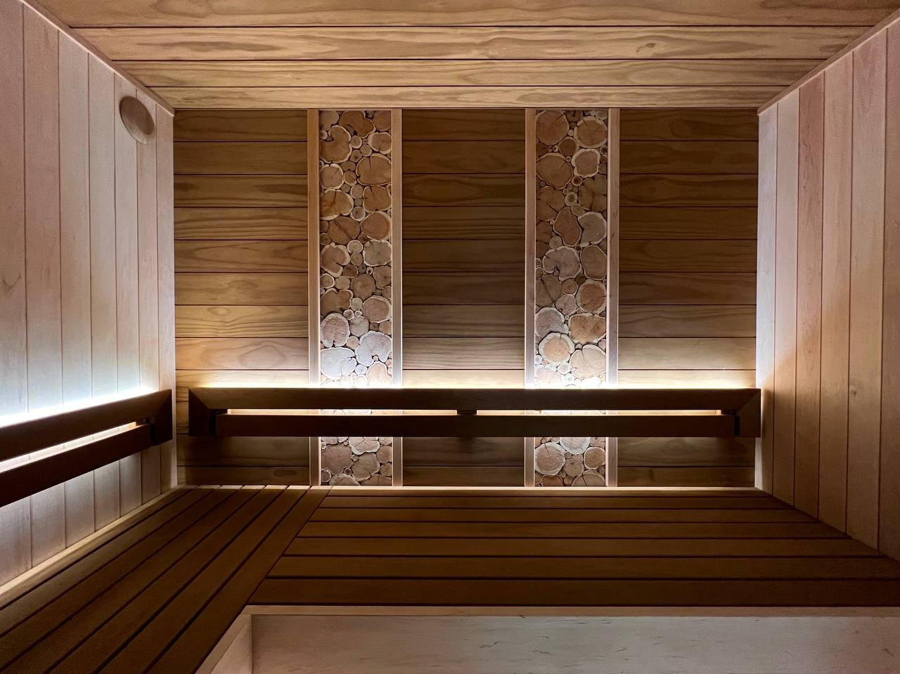 Сауна под стеклянный фасад в Куркиеках на берегу одноименной реки. Pino Premio и ольха, можжевельник и сердце парной- Harvia Cilindro. SaunaTopMasters