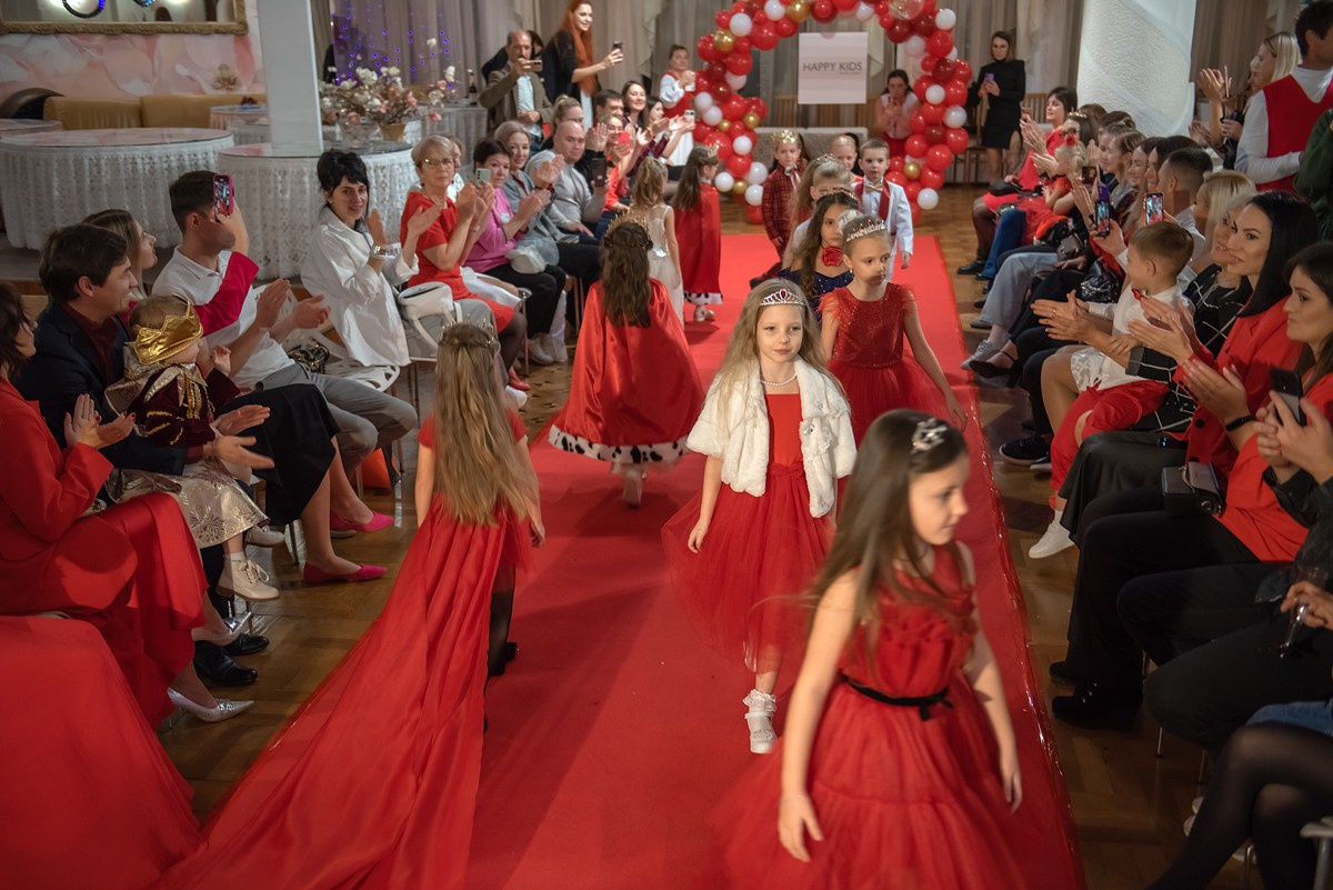 Выпускной в детской школе моделей HAPPYkids 2024. Семейный и коммерческий фотограф в Сочи Александр Бодунов