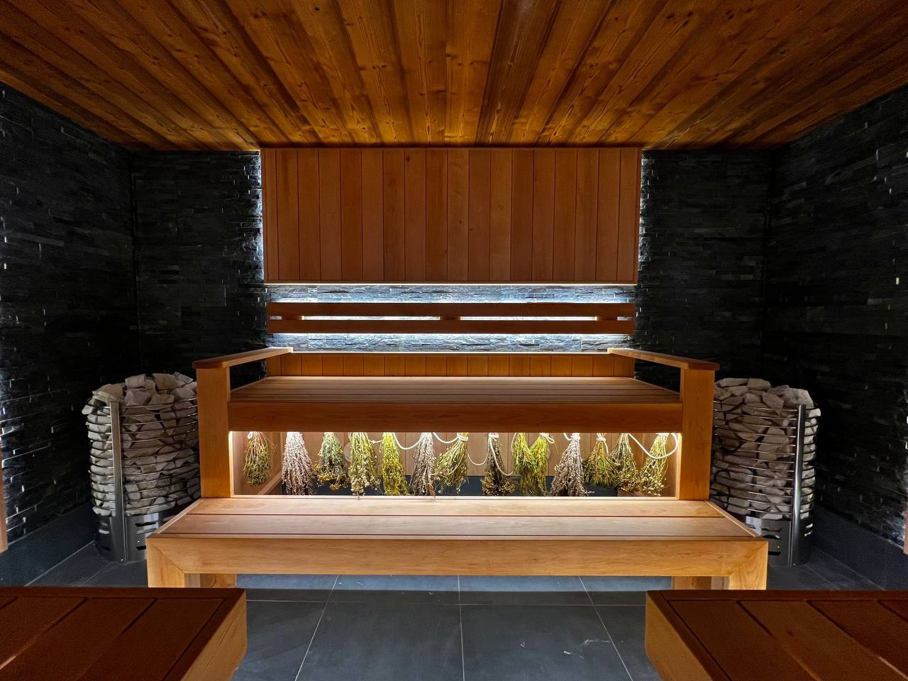 Просторная парная в Хюгге на озере. Создана для работы сразу двух, а то и трех пармастеров. Незабываемое парение обеспечено, проверяли лично. SaunaTopMasters