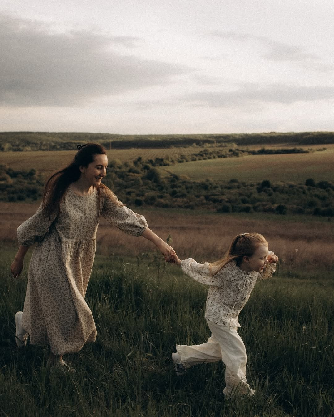 Мама с детьми / поле