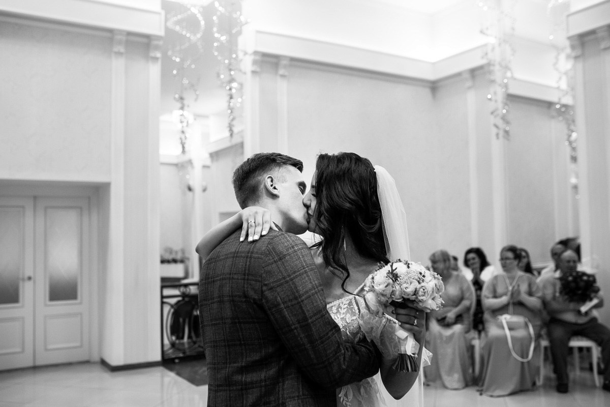 Свадебная фотосессия на Невском. Свадебный фотограф СПБ