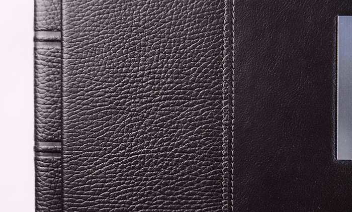 Фактура натуральной кожи и аккуратная прострочка на обложке эксклюзивного альбома.