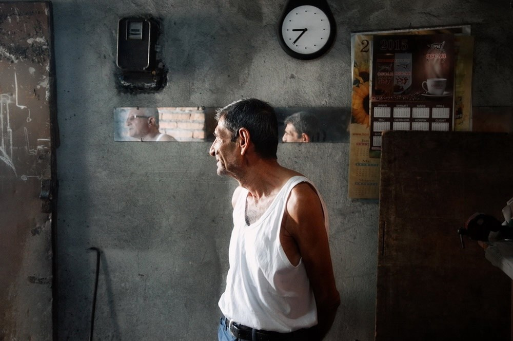 цветная уличная сцена Марии Спирополу с повседневной жизнью и фактурами города