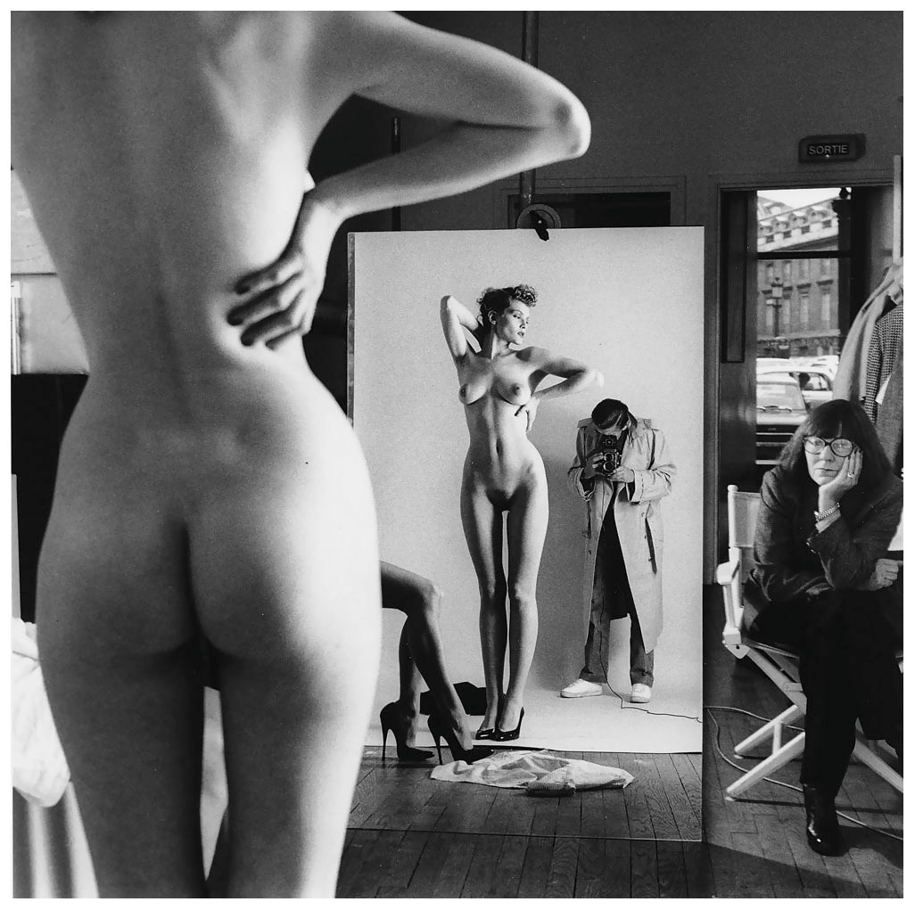 Хельмут Ньютон, автопортрет с женой и моделью, 1981. Хельмут (1920-2004) — немецко-австралийский фотограф, один из самых влиятельных мастеров модной фотографии XX века. Его работы, сочетающие эротику, гламур и провокационные сюжеты, изменили представление о модной фотографии, добавив в неё элементы сексуальности, власти и театральности.