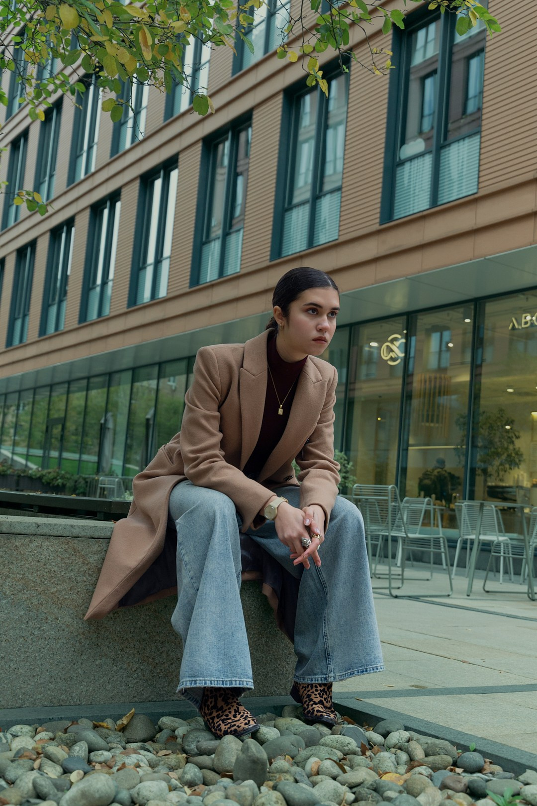 Эмоциональный женский портрет в светлом образе — фотосессия в городе