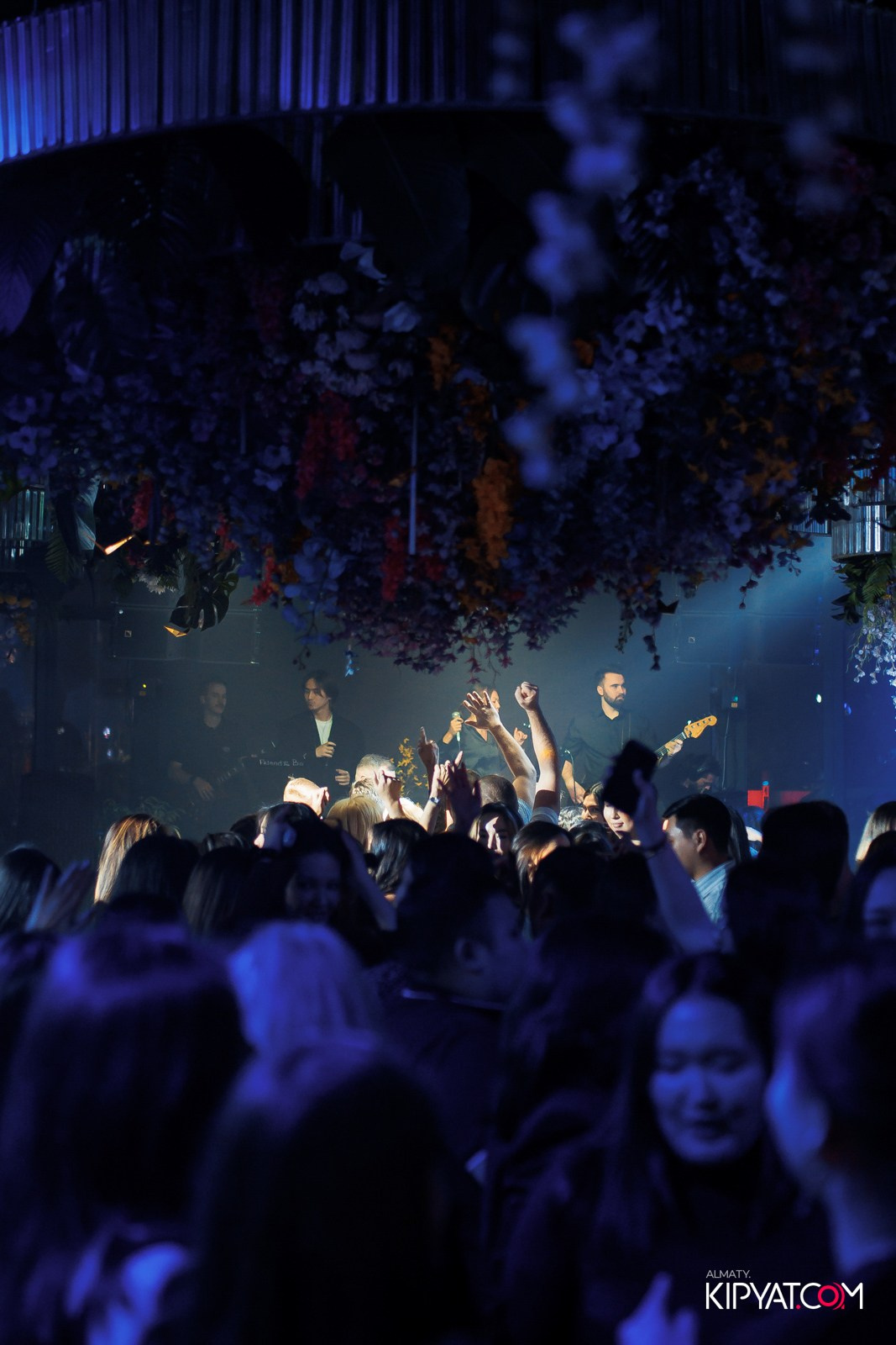 FRIENDS BAR & TERRACE. КИПЯТКОМ АЛМАТЫ!