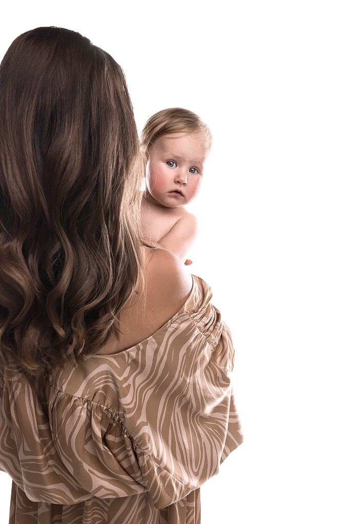 фотосессия матери и ребенка, фотосессия материнства в Тамбове, фотосъемка в стиле минимализм и без одежды матери и ребенка в фотостудии, фото мамы и малыша, портрет материнской любви, поцелуй матери, красивое фото матери и ребенка, объятия матери, мамины руки на фото, фотография красивой женщины с ребенком на руках, фотосессия семейная в Тамбове, детская и семейная фотосессия , мама и ребенок на фоне в фотостудии, ребенок на руках у мамы, красивое платье на фотографии матери и ребенка, красивое материнство, портрет ребенка на руках матери