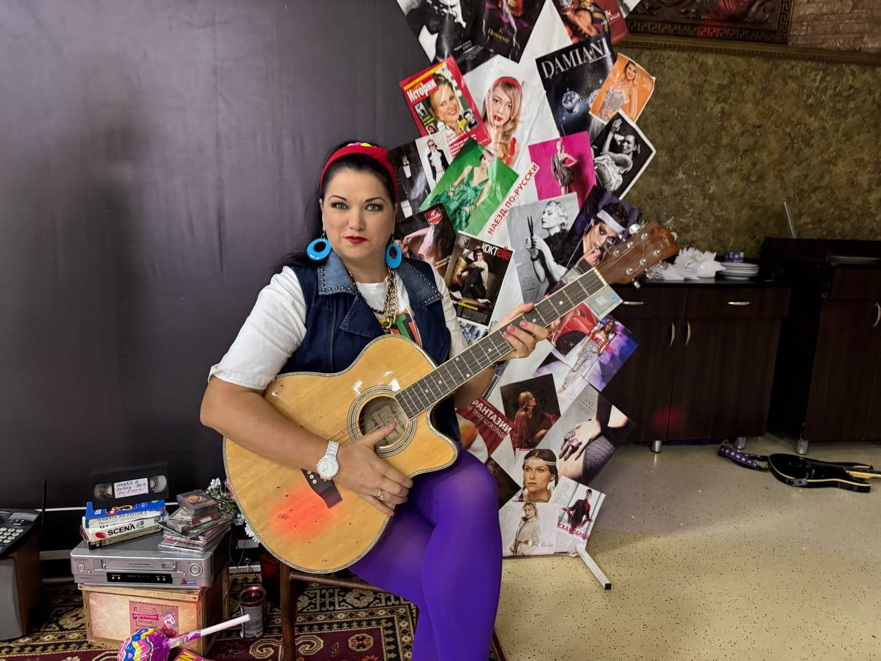 Ведущая Марина Гребенникова на вечеринке 90-х играет на гитаре