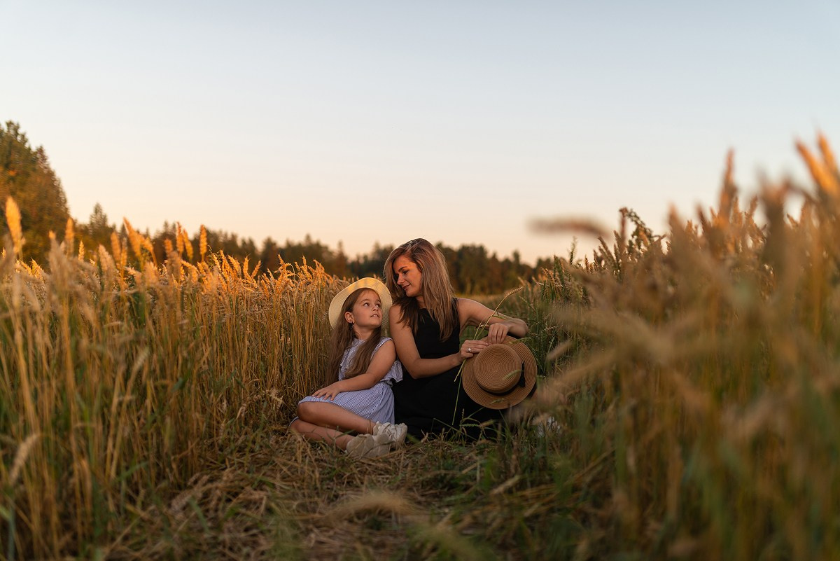 Поле, закат и наши улыбки. Фотограф Мария Ковкова