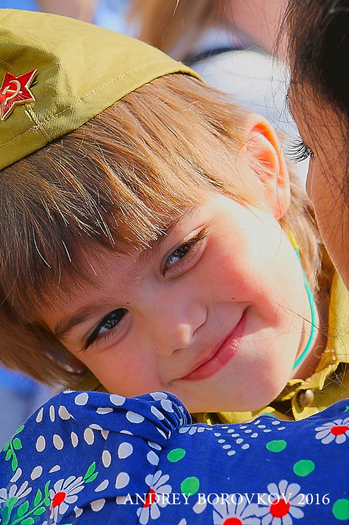 Мальчик в пилотке. Детский взгляд. Взгляд мальчика на маму