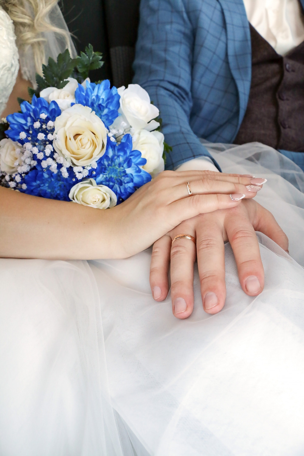 Кольца руках новобрачных