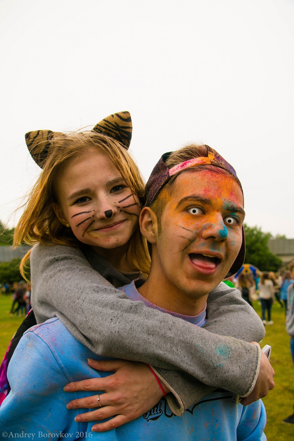 На спине у парня повисла девушка