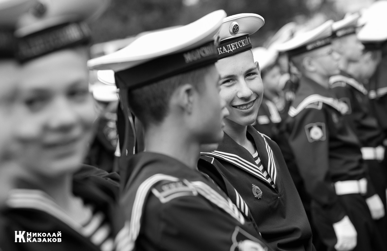 Черно-белый портрет улыбающегося  кадета Кронштадского морского кадетского военного корпуса на построении.