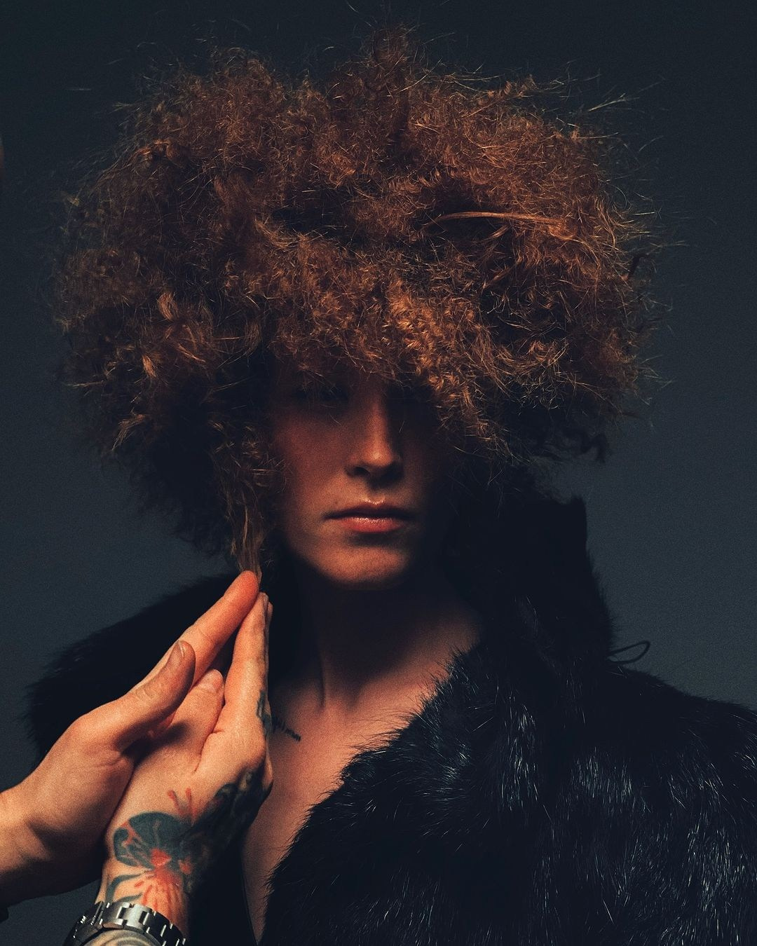 Портрет девушки с пышной прической