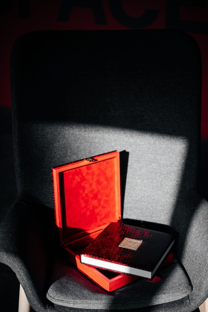 Кожаная обложка с металлической вставкой. Фотограф Андрей Ширкалин Москва Московская обл, Коломна, Рязань