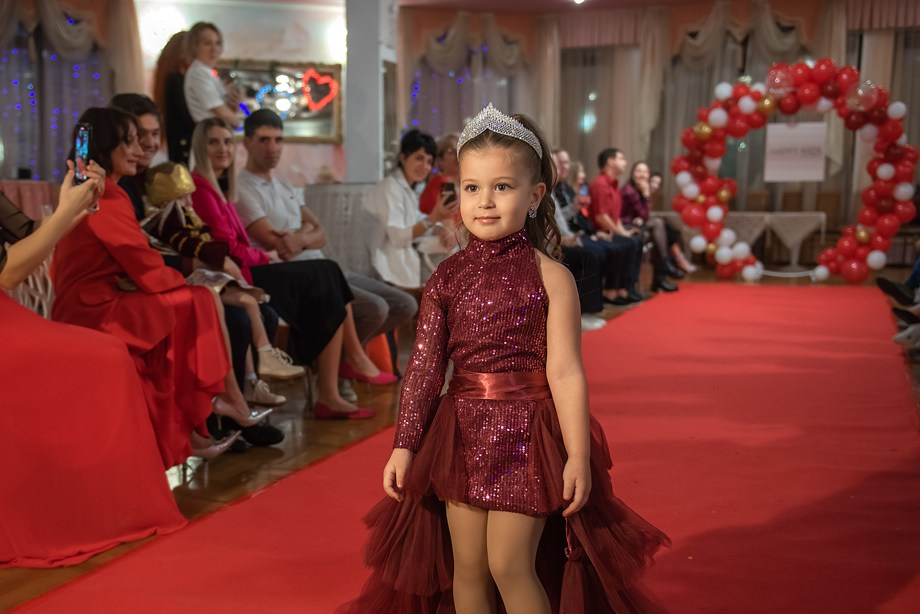 Выпускной в детской школе моделей HAPPYkids 2024. Семейный и коммерческий фотограф в Сочи Александр Бодунов