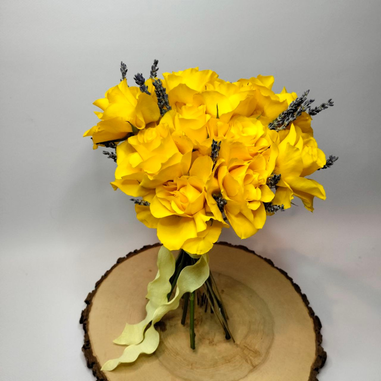 Бюджетный букет невесты из кенийской, вывернутой розы и лаванды. букет невесты, свадебный букет, свадьба 2024, свадебный букет, свадебный букет невесты. 