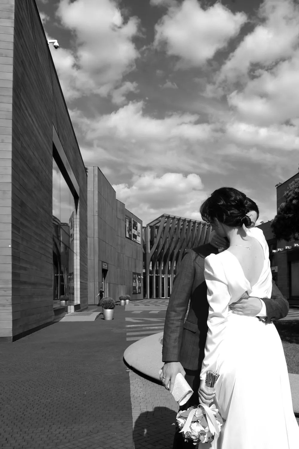 Свадьба в Барвиха Luxury Village, вид невесты со спины, черно-белая фотография