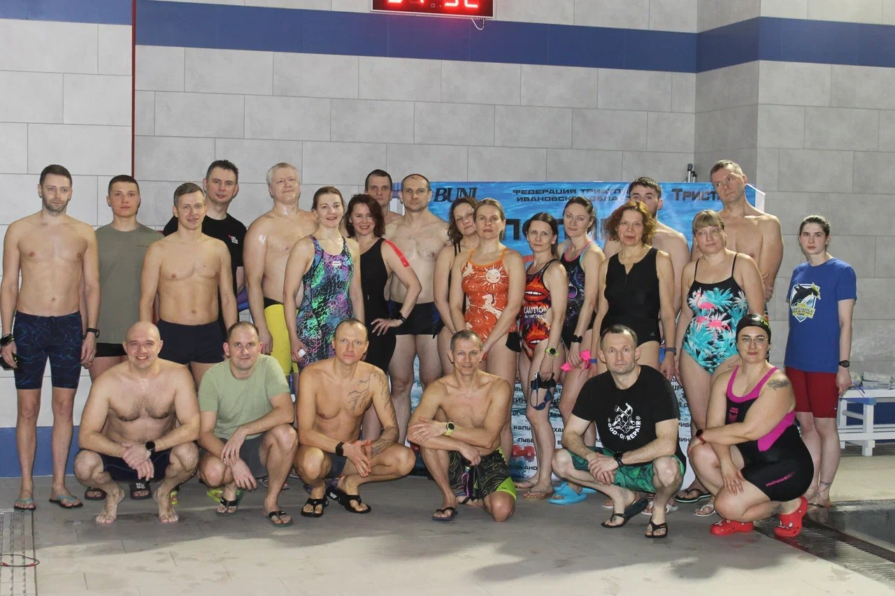 Все спокойной успели - брифинг, разминка, распределение по дорожкам (хоть и обозвали меня Иваном - ну Иваново все ж). Есть кулер, вполне комфортная температура, за которой следили организаторы. В спортклубе есть врач, но вот кто контролировал старт из медиков - не знаю, не видел. Очень хочется верить, что была дежурная бригада