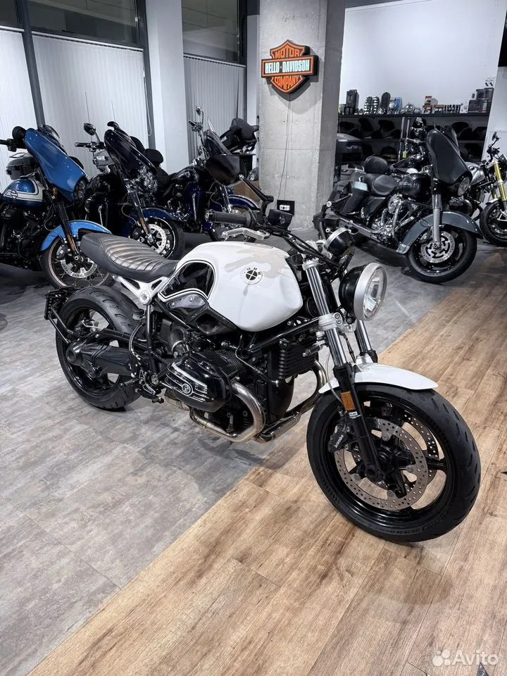 Купить BMW R9T (White Scrambler) — подробнее на сайте. Hello Davidson, Москва. Только хорошие мотоциклы…