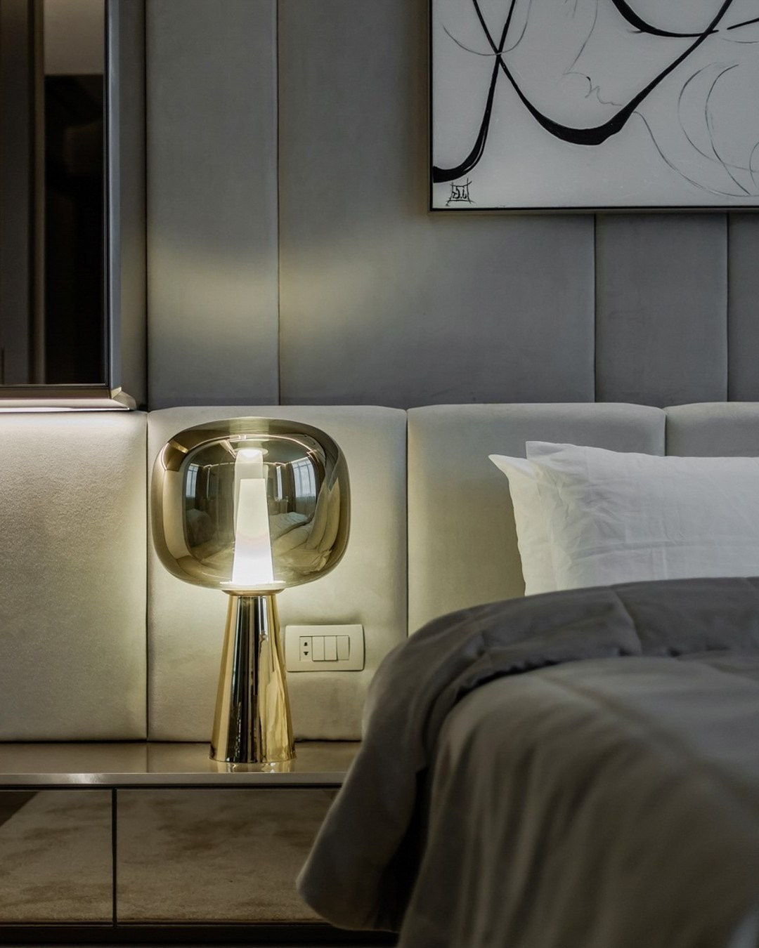 Золотая прикроватная лампа на фоне мягкого изголовья кровати в спальне Валерии Котович