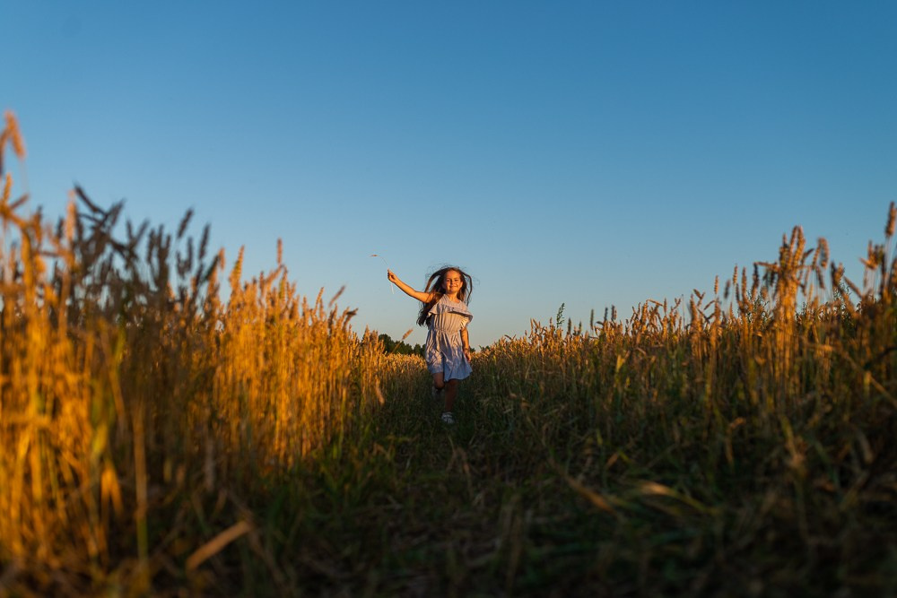 Поле, закат и наши улыбки. Фотограф Мария Ковкова