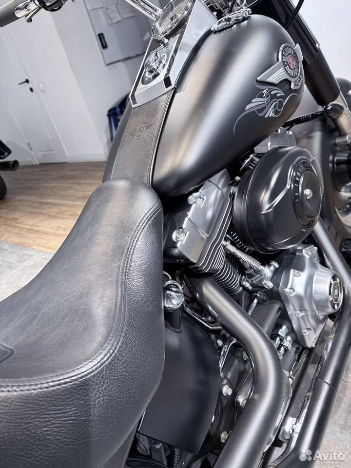 Купить Harley-Davidson Fat Boy ABS (Black Denim) (Softail/Dyna) — подробнее на сайте. Hello Davidson, Москва. Только хорошие мотоциклы…