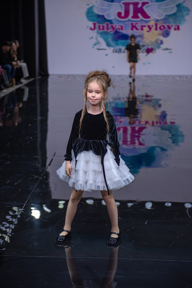 SochiFashionWeek2024 дизайнер Юлия Крылова. Семейный и коммерческий фотограф в Сочи Александр Бодунов
