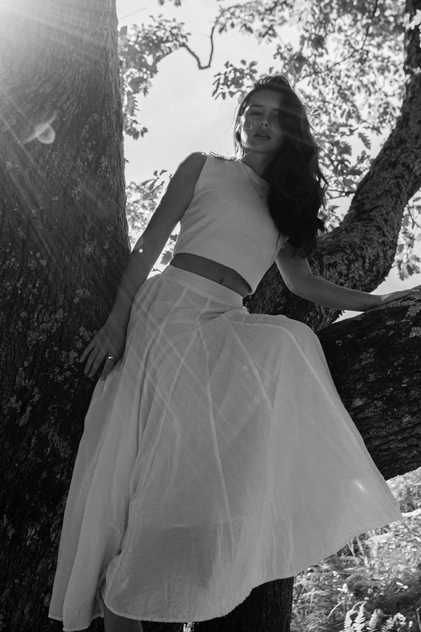 ЧБ фото девушки в лесу